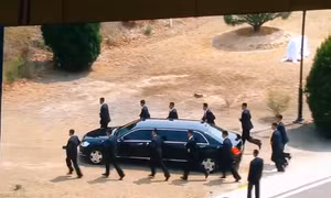Video vệ sĩ rầm rập chạy theo xe nhà lãnh đạo Kim Jong-un ra khỏi làng đình chiến