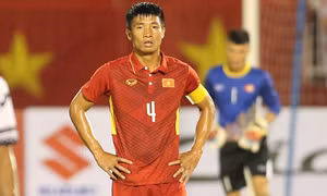 Lãnh đạo UBND tỉnh Hà Tĩnh gặp mặt, khen thưởng trung vệ Bùi Tiến Dũng 