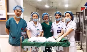 Ba trẻ chào đời khỏe mạnh trong ca sinh tam thai tự nhiên hiếm gặp 