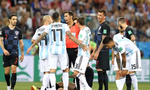 Argentina tệ nhất nhiều năm qua. Messi như 'vật thể lạ'