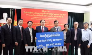 Nhân dân Lào quyên góp giúp Việt Nam khắc phục hậu quả thiên tai 