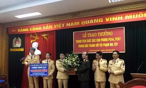 Trao thưởng cho 2 đơn vị xuất sắc trong phòng chống tội phạm ma túy 