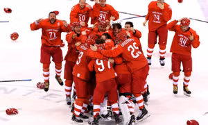 Các VĐV Nga hát vang quốc ca sau khi giành HCV hockey trên băng Olympic Pyeongchang 2018