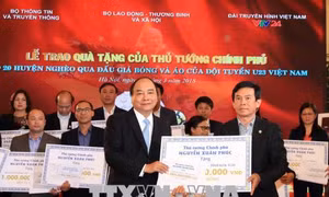 Thủ tướng trao tiền đấu giá bóng và áo đội U23 Việt Nam cho huyện nghèo