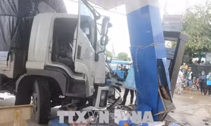 Xe khách va chạm xe tải, 7 người phải cấp cứu bệnh viện