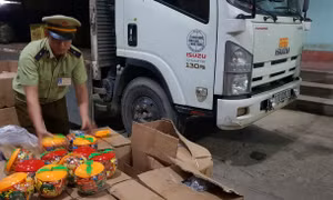 Thu giữ gần 300 kg kẹo cao su nhập lậu