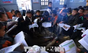 Hàng nghìn học sinh Lào Cai phải nghỉ học tránh rét