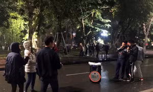 Loa kéo tay ngang nhiên 'tra tấn' du khách trên phố đi bộ Hồ Gươm