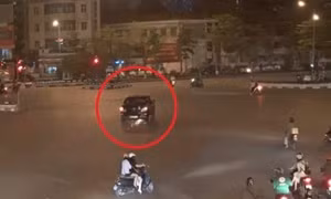 Bắt khẩn cấp lái xe ô tô kéo lê người và xe máy ở Ô Chợ Dừa 