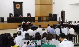 Bị cáo Đinh La Thăng cùng Luật sư bào chữa tranh luận về tội danh 