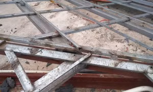 Bị khung sắt nửa tấn đè lên người, một công nhân tử vong