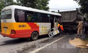 Xe tải va chạm trực diện với xe buýt tại thành phố Móng Cái, 10 người thương vong