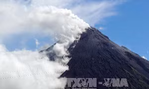 Philippines mở rộng lệnh sơ tán do lo ngại núi lửa Mayon phun trào
