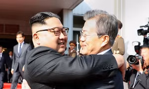 Video nhà lãnh đạo Kim Jong-un ôm hôn thắm thiết Tổng thống Hàn Quốc khi gặp lại
