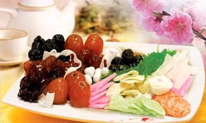 Mứt xưa diện áo mới
