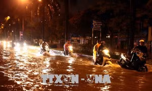 Hà Nội mưa lớn đầu mùa, phố xá nhanh chóng thành sông