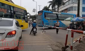 Ùn tắc nghiêm trọng ở cửa ngõ phía Nam Thủ đô, nhiều xe tăng giá, nhồi khách 