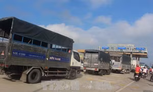 Lái xe phản đối quyết liệt, trạm thu phí BOT Sóc Trăng tiếp tục ùn tắc kéo dài 