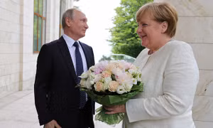 Lý do bó hoa Tổng thống Putin tặng Thủ tướng Merkel khiến truyền thông Đức phàn nàn