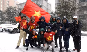 Cổ động viên rầm rập thẳng tiến Thường Châu, Trung Quốc cổ vũ U23 Việt Nam