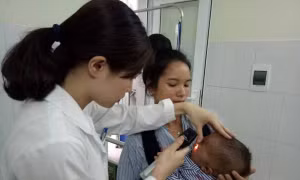 Con phải khoét mắt vì mẹ vắt sữa nhỏ vào mắt