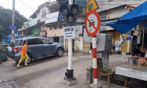 Nhớ đi qua đường ngang theo cách này để đảm bảo an toàn