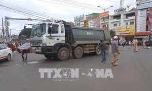 Thiếu quan sát, xe ben cán nát xe máy làm một phụ nữ chết thảm