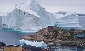 Đan Mạch sơ tán dân gần bờ biển Greenland do tảng băng trôi 