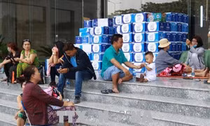 Sau vụ hỏa hoạn 13 người chết, cư dân liên tục rời chung cư Carina Plaza tìm nơi ở tạm