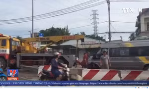 Lật xe khách tại thành phố Hồ Chí Minh, 2 người bị thương nặng