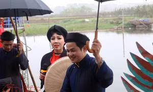 Biển người đổ về hội Lim nghe quan họ