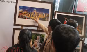 Triển lãm ảnh báo chí 'Hà Nội trái tim hồng'