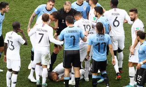 WORLD CUP 2018: Mbappe bị tố học Neymar tật 'ăn vạ' sau pha lăn lộn ở trận tứ kết với Uruguay