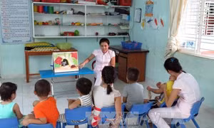 Con cái nghiện điện thoại: Lỗi tại ai?