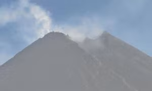 Núi lửa Merapi phun bụi cao 3,5km, người dân Indonesia ùn ùn sơ tán