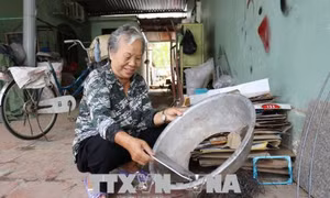 74 tuổi vẫn rong ruổi lượm ve chai để xây dựng quỹ khuyến học