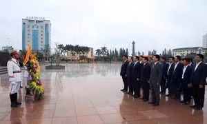 Phó Thủ tướng Vương Đình Huệ dâng hoa tưởng nhớ Tổng Bí thư Nguyễn Văn Linh 