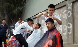 Dàn hot boy áo trắng rạng rỡ cắt tóc miễn phí cho người nghèo trên phố Kim Mã