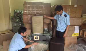 Bắt vụ vận chuyển trái phép 10 chiếc loa nhập lậu hiệu Celestons