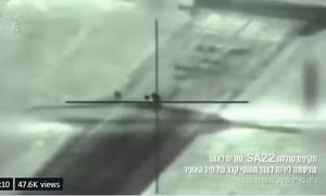 Khoảnh khắc tên lửa Israel dội trúng tổ hợp pháo phòng không Syria