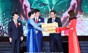 Chủ tịch Quốc hội dự Chương trình 'Vòng tay nhân ái' 