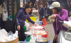 Bánh trôi, bánh chay Tết Hàn thực nhộn nhịp chợ Hà Nội
