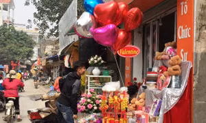 Sát sạt Tết Nguyên đán, thị trường Valentine ảm đạm