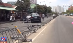 Ô tô nổ lốp gây tai nạn khiến 2 người bị thương