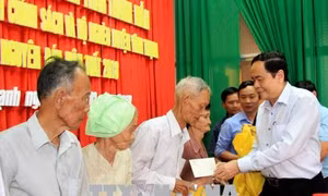 Chủ tịch Ủy ban Trung ương MTTQ Việt Nam tặng quà Tết cho người nghèo tại Cần Thơ