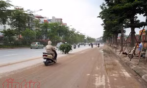 Đường Võ Chí Công (Hà Nội) lại vương vãi đất bẩn