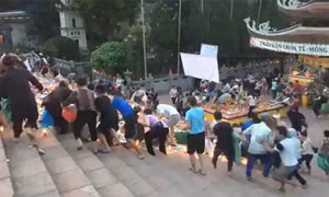 Hà Nội yêu cầu chấn chỉnh việc tranh giành lộc tại chùa Hương 