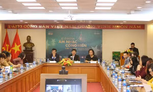Nhà báo Lại Văn Sâm dẫn chương trình, nhạc kịch lên sân khấu lễ trao Giải thưởng Âm nhạc Cống hiến 