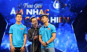 Duy Mạnh, Công Phượng U23 ngượng nghịu trong lễ trao giải Âm nhạc Cống hiến