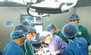 Phẫu thuật thành công cho bệnh nhân bị đoạn sắt đâm xuyên mắt